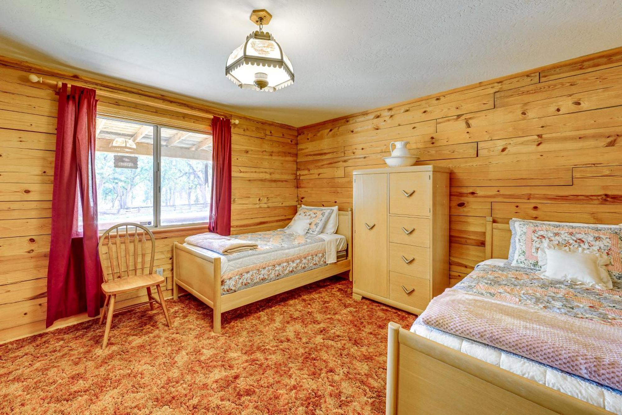 Cozy Family-Friendly Badger Retreat With Fireplace! Exterior photo