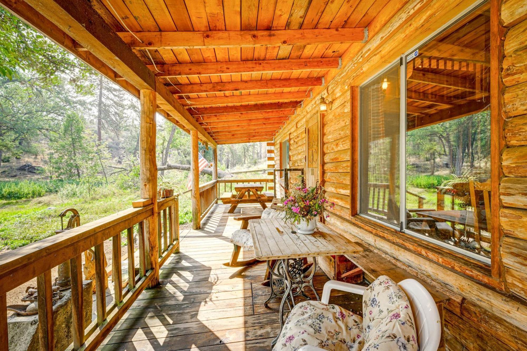 Cozy Family-Friendly Badger Retreat With Fireplace! Exterior photo